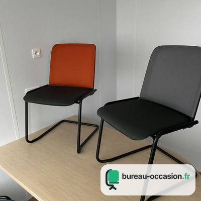 Chaise de réunion d'occasion empilable : luge noire, dos orange/gris