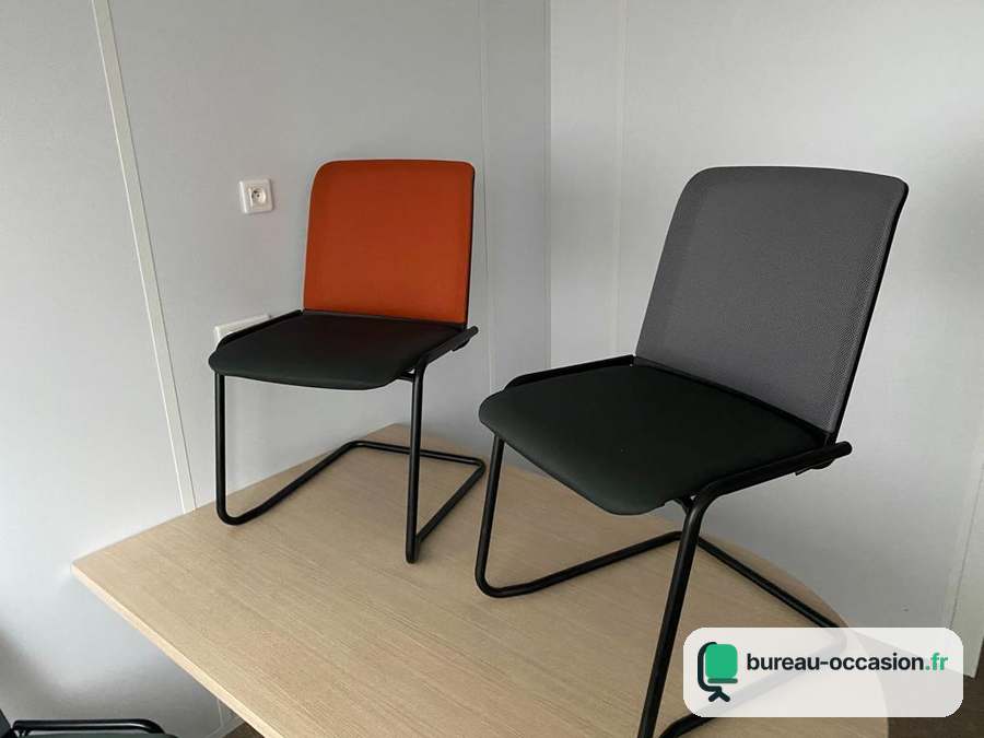Chaise de réunion d'occasion empilable : luge noire, dos orange/gris