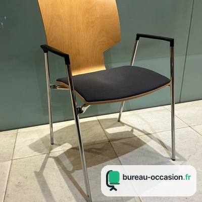 Chaise empilable d'occasion : dos bois cintré, accoudoirs, chromée