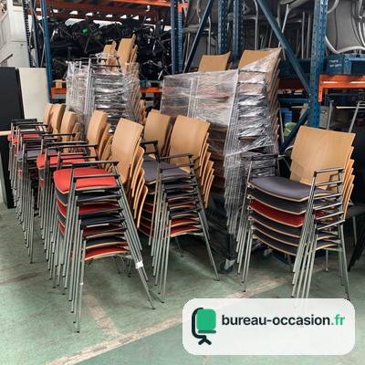 Chaise empilable d'occasion, dossier bois et accoudoirs