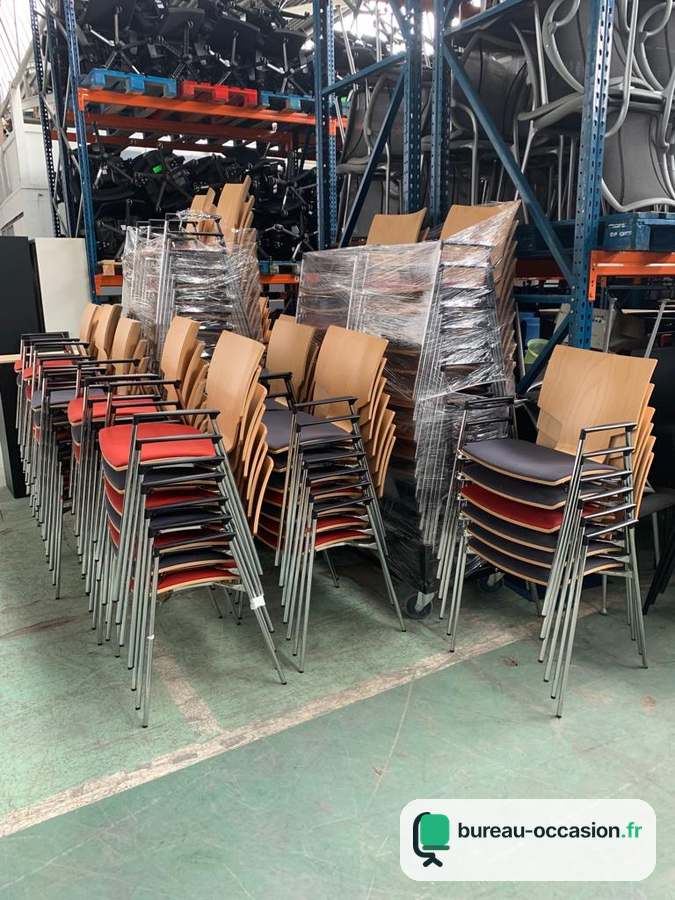 Chaise empilable d'occasion, dossier bois et accoudoirs