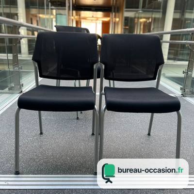 Chaise empilable d'occasion : dossier filet noir, pieds métal gris