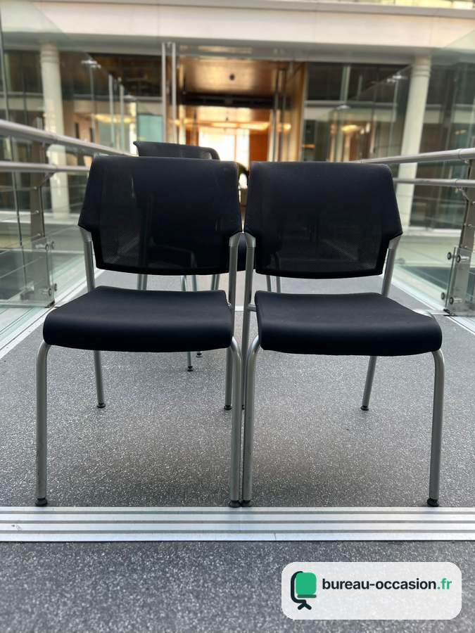 Chaise empilable d'occasion : dossier filet noir, pieds métal gris