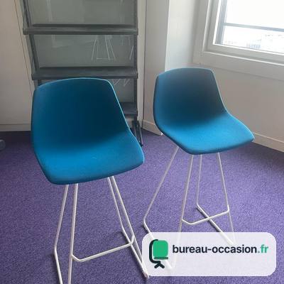 Chaise haute design d'occasion : coque bleu canard, pied filaire blanc
