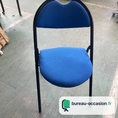 Chaise pliante d'occasion : tissu bleu rembourré, structure noire