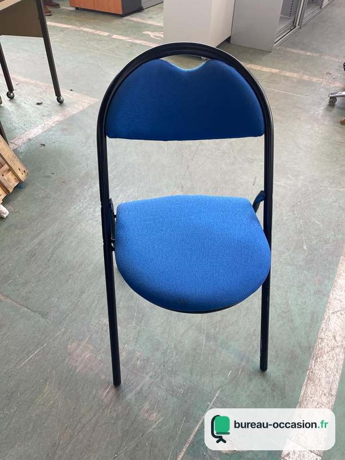 Chaise pliante d'occasion : tissu bleu rembourré, structure noire