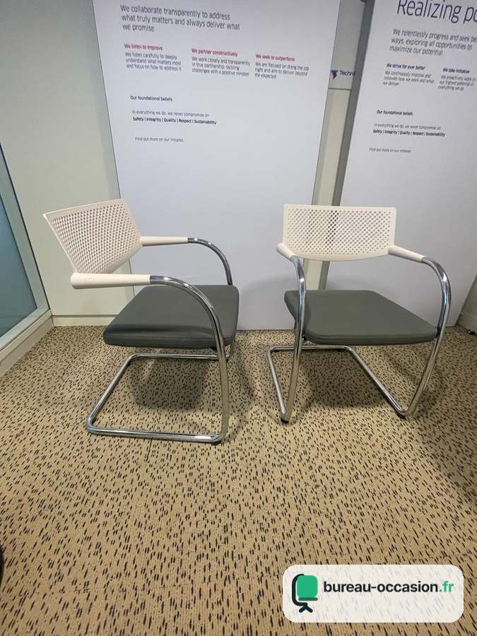 Chaise Visavis d'occasion : dossier blanc ajouré, assise grise