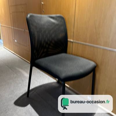Chaise visiteur d'occasion : dossier filet noir, quatre pieds métal