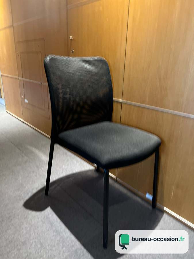 Chaise visiteur d'occasion : dossier filet noir, quatre pieds métal