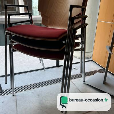 Chaise visiteur d'occasion empilable : coque bois, assise rouge