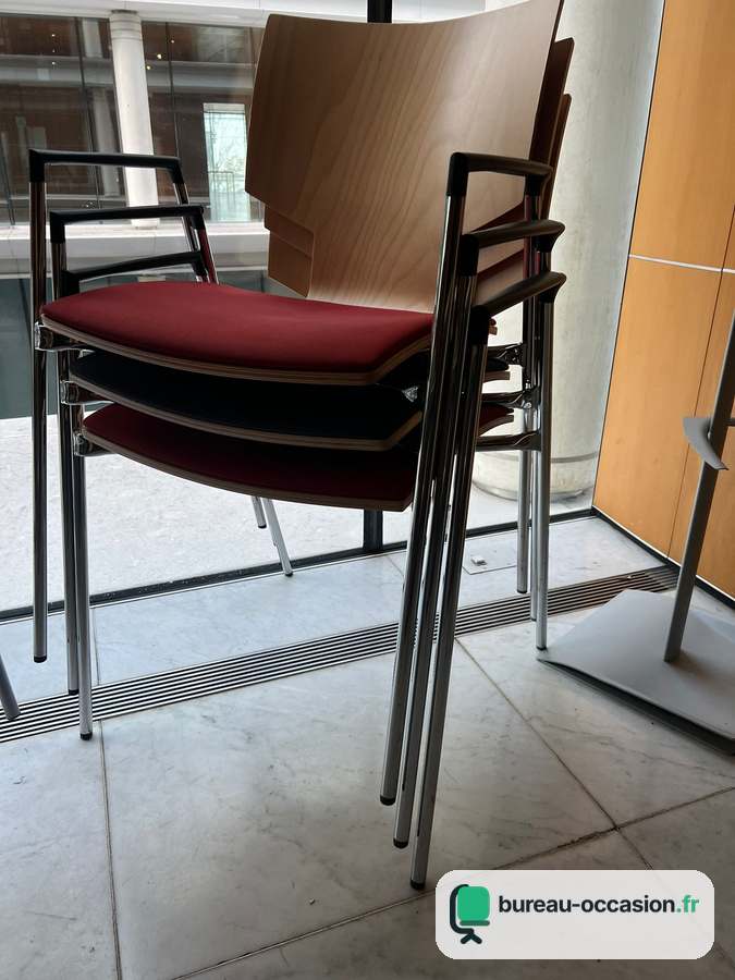 Chaise visiteur d'occasion empilable : coque bois, assise rouge