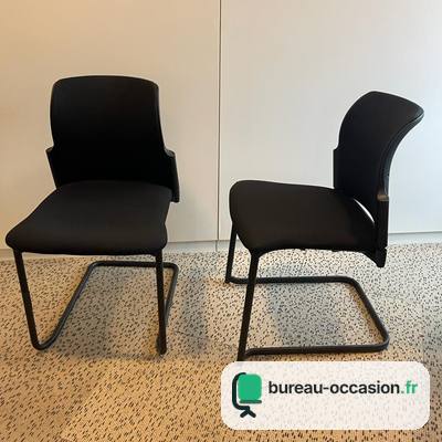 Chaise visiteur d'occasion en tissu noir : dossier galbé, pied luge