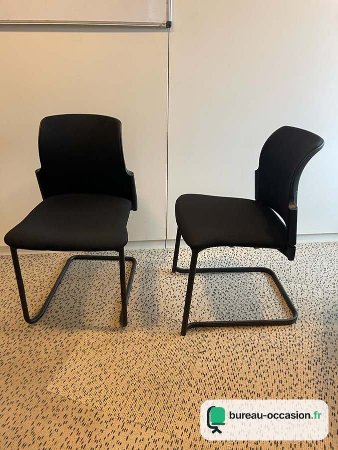 Chaise visiteur d'occasion en tissu noir : dossier galbé, pied luge