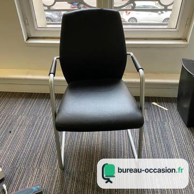 Chaise visiteur d'occasion noire : luge chromée avec accoudoirs