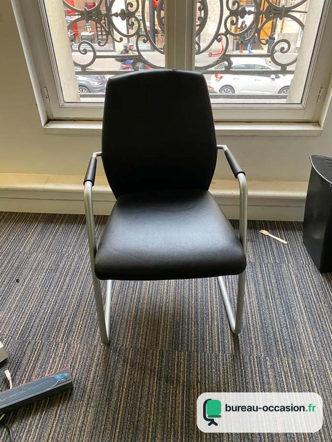 Chaise visiteur d'occasion noire : luge chromée avec accoudoirs