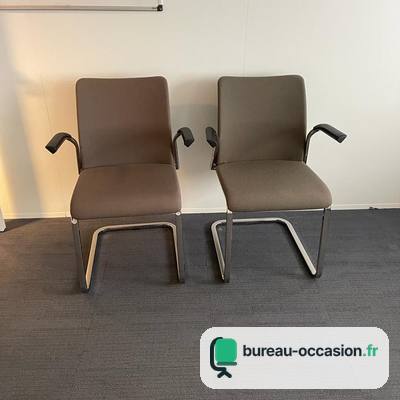 Chaise visiteur d'occasion piètement luge chromé, tissu marron