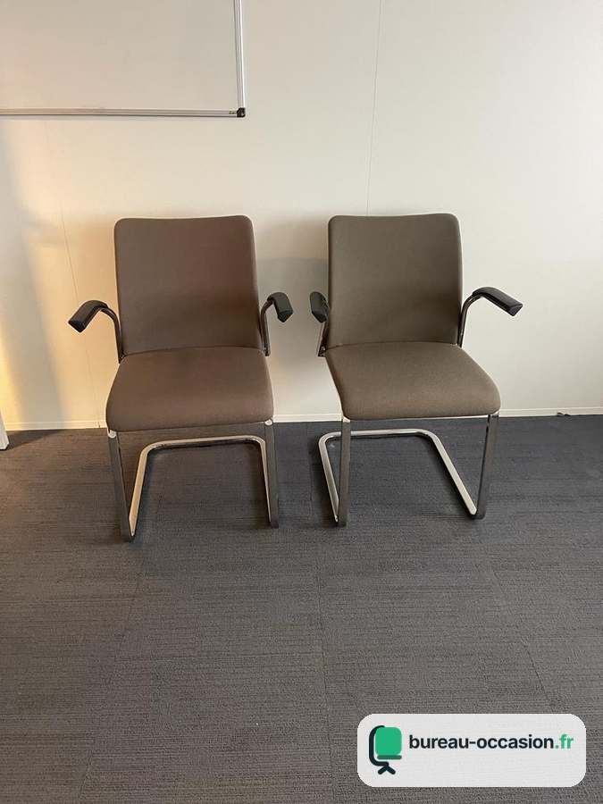 Chaise visiteur d'occasion piètement luge chromé, tissu marron