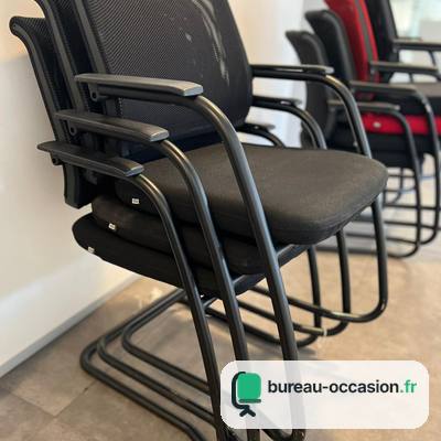 Chaise visiteur d'occasion tout noir : luge, résille, empilable