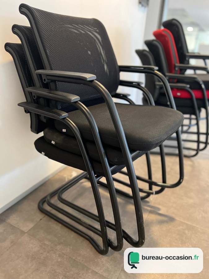 Chaise visiteur d'occasion tout noir : luge, résille, empilable