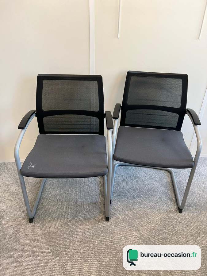 Chaise visiteur luge d'occasion : résille noire et accoudoirs