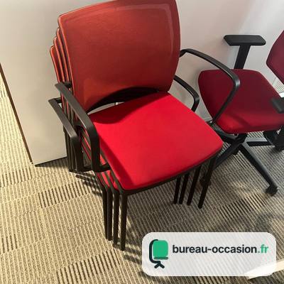 Chaise visiteur rouge d'occasion : empilable, résille et accoudoirs