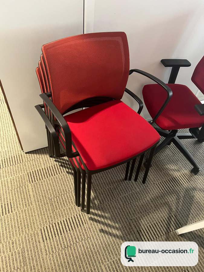 Chaise visiteur rouge d'occasion : empilable, résille et accoudoirs