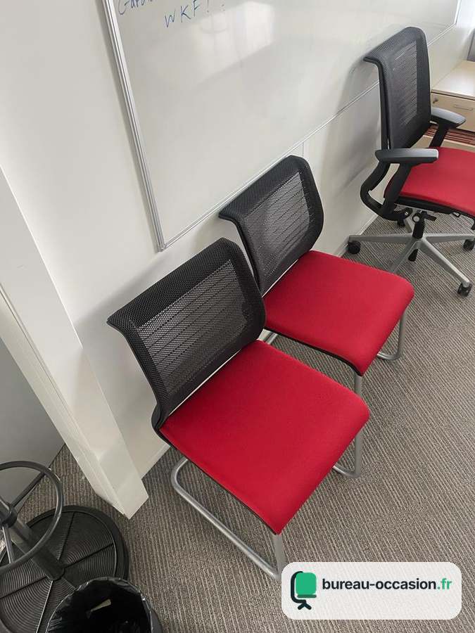 Chaise visiteur Steelcase Think d'occasion, luge et assise rouge