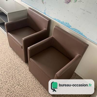 Fauteuil d'accueil d'occasion marron : lignes droites, accoudoirs pleins