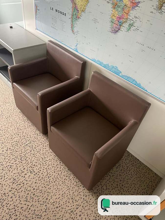 Fauteuil d'accueil d'occasion marron : lignes droites, accoudoirs pleins