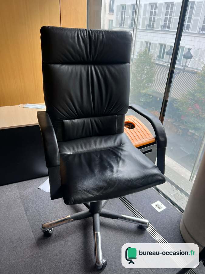 Fauteuil de direction d'occasion : cuir noir capitonné, base chromée