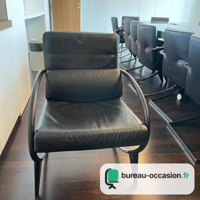Fauteuil de réunion d'occasion en cuir noir, accoudoirs arqués