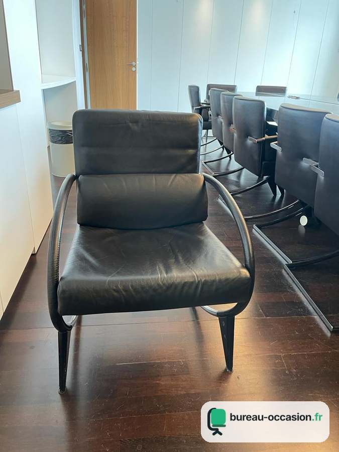 Fauteuil de réunion d'occasion en cuir noir, accoudoirs arqués