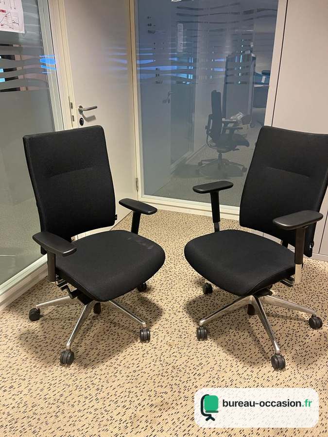Fauteuil de travail d'occasion en tissu noir, base aluminium poli