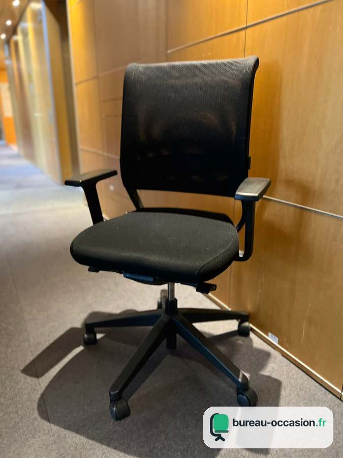Fauteuil ergonomique d'occasion : dossier filet noir à cadre boucle