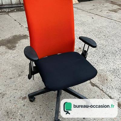 Fauteuil ergonomique d'occasion : dossier orange, assise noire