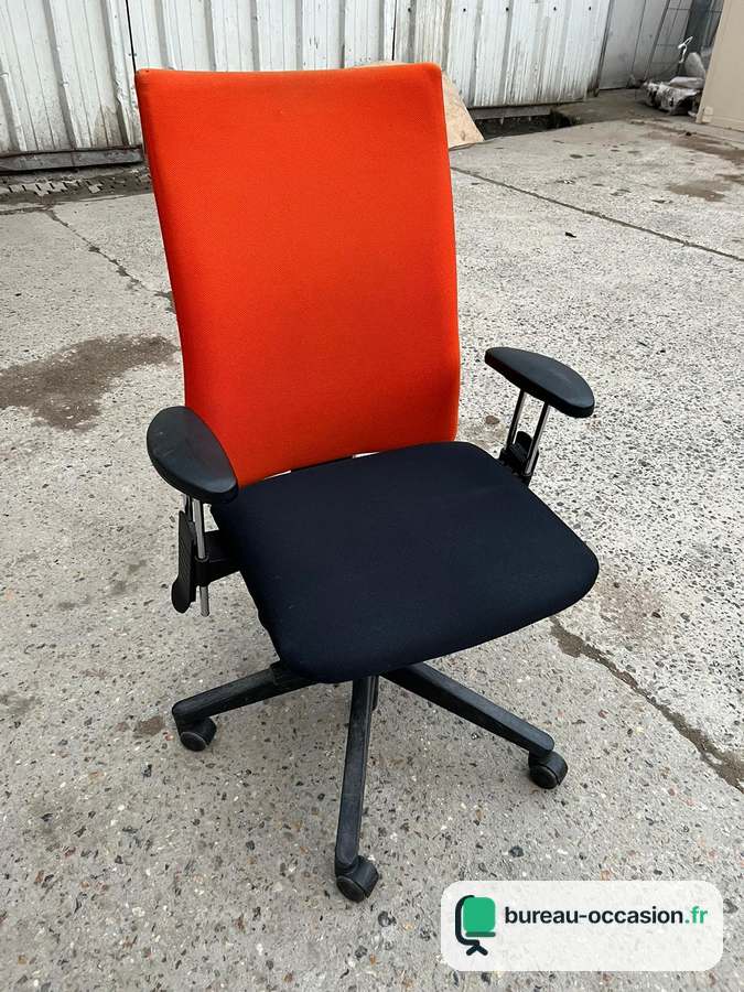 Fauteuil ergonomique d'occasion : dossier orange, assise noire
