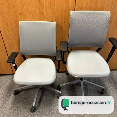 Fauteuil ergonomique d'occasion : dossier résille gris, assise claire