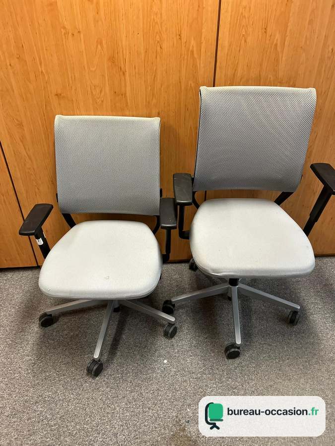 Fauteuil ergonomique d'occasion : dossier résille gris, assise claire