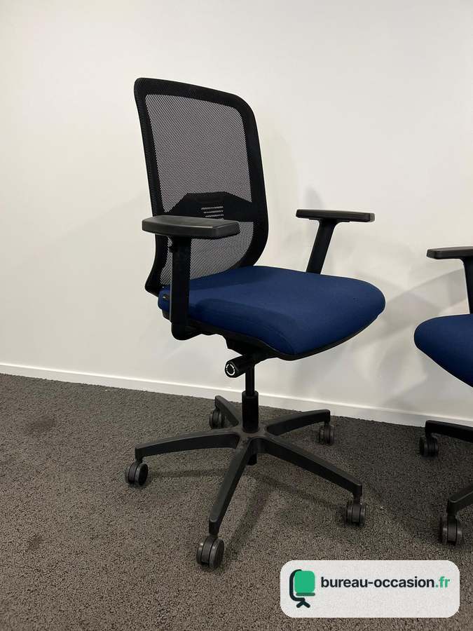 Fauteuil ergonomique d'occasion : dossier résille noir, assise bleue