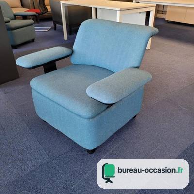 Fauteuil lounge d'occasion bleu ciel, larges accoudoirs
