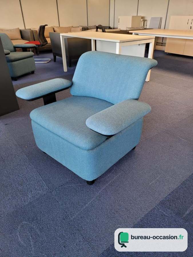 Fauteuil lounge d'occasion bleu ciel, larges accoudoirs