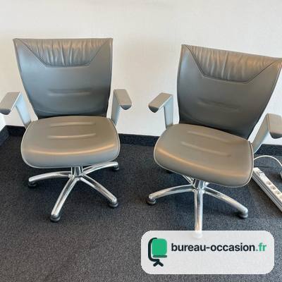 Fauteuil pivotant d'occasion en cuir gris pour salle de réunion