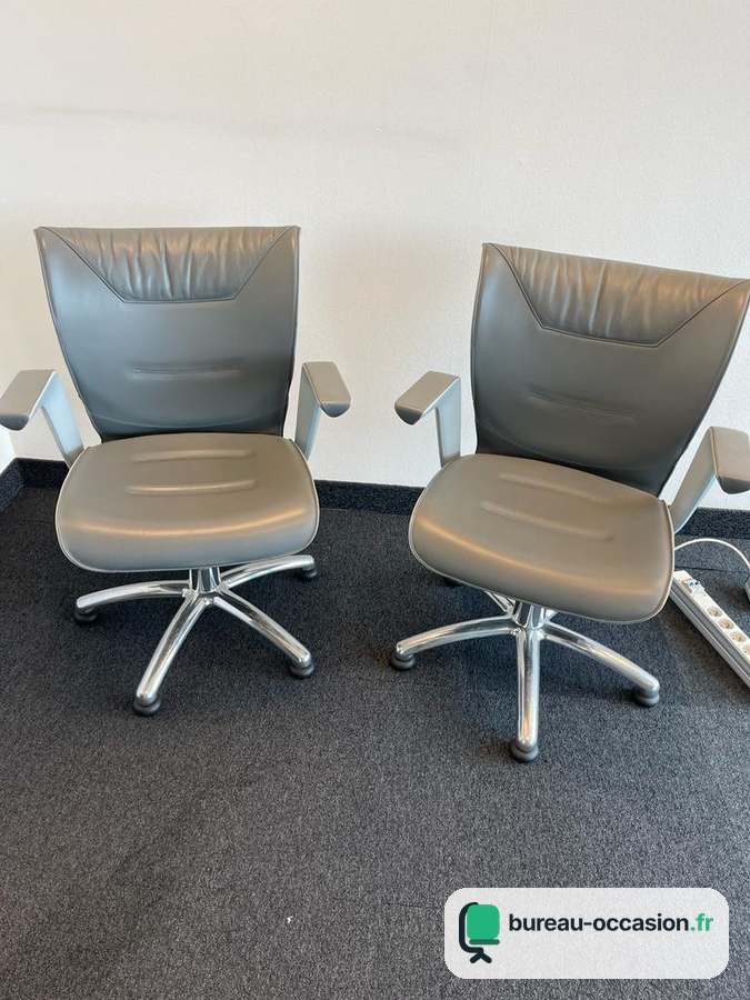 Fauteuil pivotant d'occasion en cuir gris pour salle de réunion