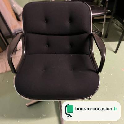 Fauteuil Pollock d'occasion : tissu noir capitonné, cerclage chromé
