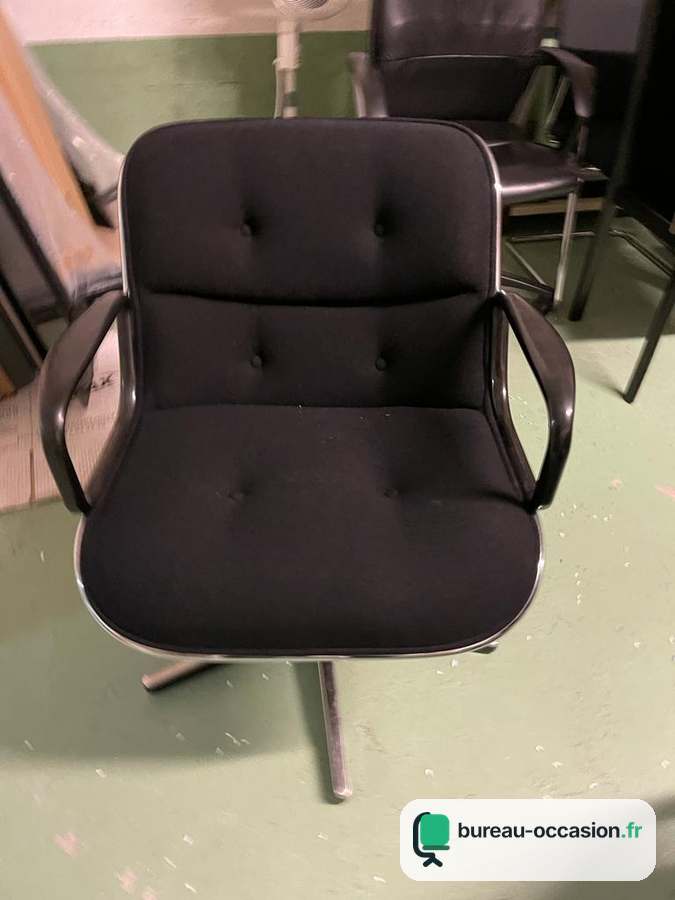 Fauteuil Pollock d'occasion : tissu noir capitonné, cerclage chromé