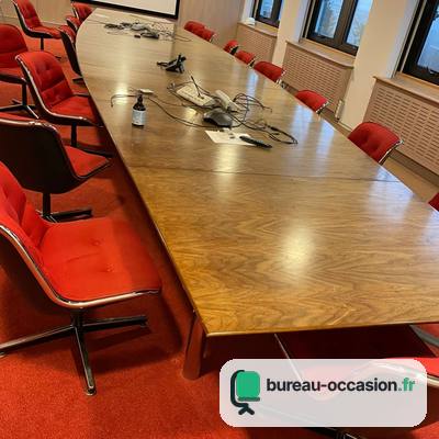Grande table de conseil d'occasion en chêne verni : 14 à 16 places