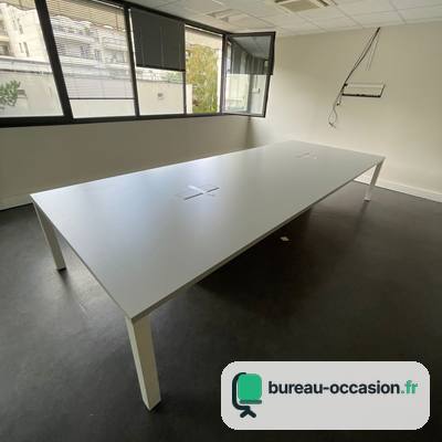 Grande table de réunion blanche d'occasion : pieds carrés, 10 à 12 places