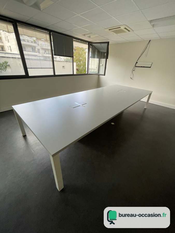 Grande table de réunion blanche d'occasion : pieds carrés, 10 à 12 places