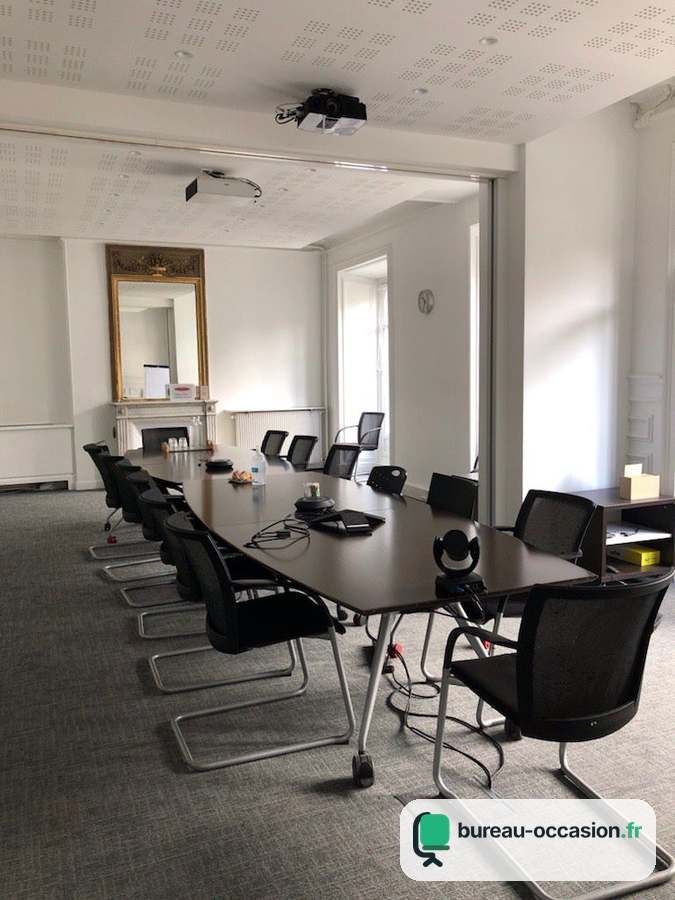 Grande table de réunion d'occasion à plateau foncé : env. 10 places