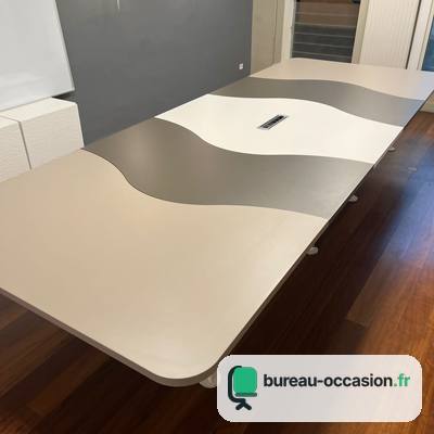 Grande table de réunion d'occasion blanche à vague grise, 10/12 pl.